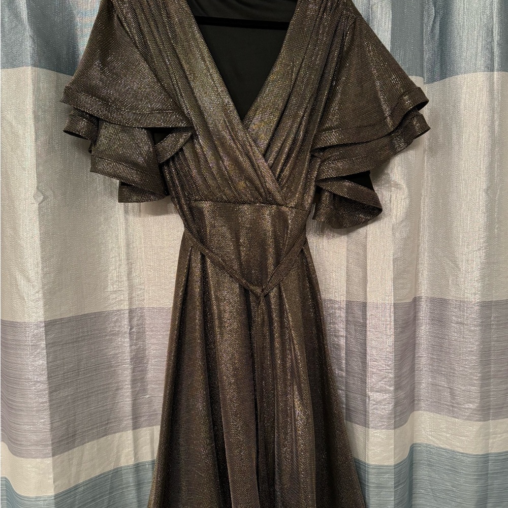 This dress is stunning! Gold metallic, an after 5 & will turn heads.  Fits M-LG